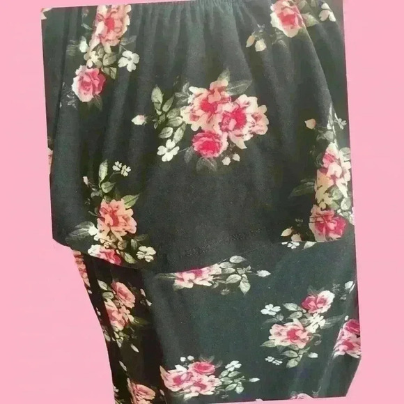 Plus size black dress with flower print. - Picture 3 of 6